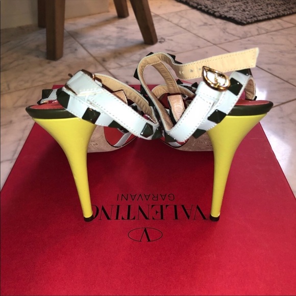 🚫SOLD🚫Valentino Rockstud Tricolor Leather Pumps - Picture 5 of 8